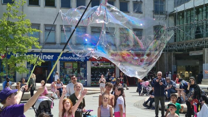 Bubble magic entertainer kids giant bubbles party Gloucester. Bubble artis.