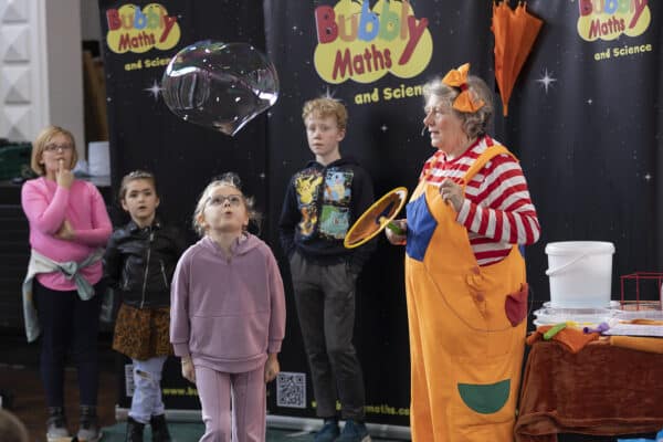 Education entertainer for school. Bubbly maths and science show kids entertainer Wales