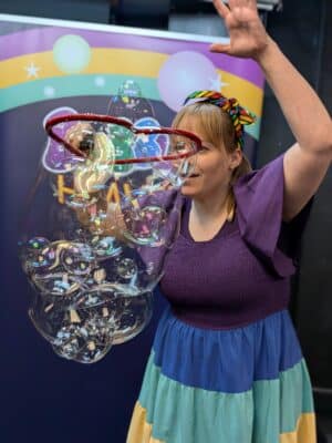 Bubble shows for kids partys and holiday parks children'e entertainer magic bubble show