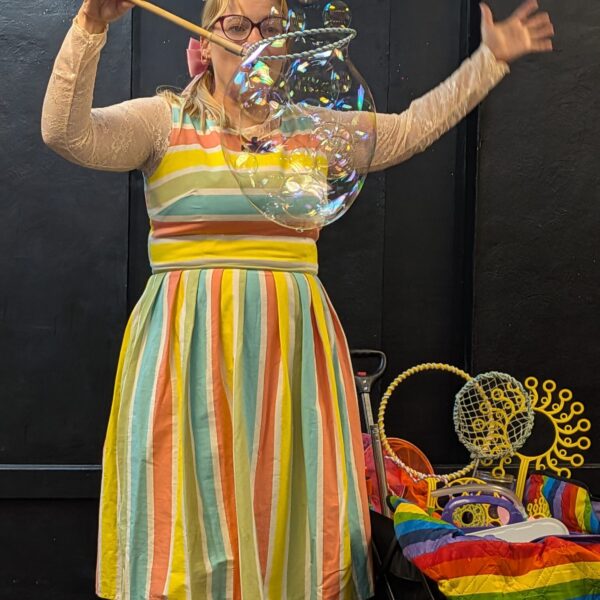 Bubble entertainer performing and teaching show tricks